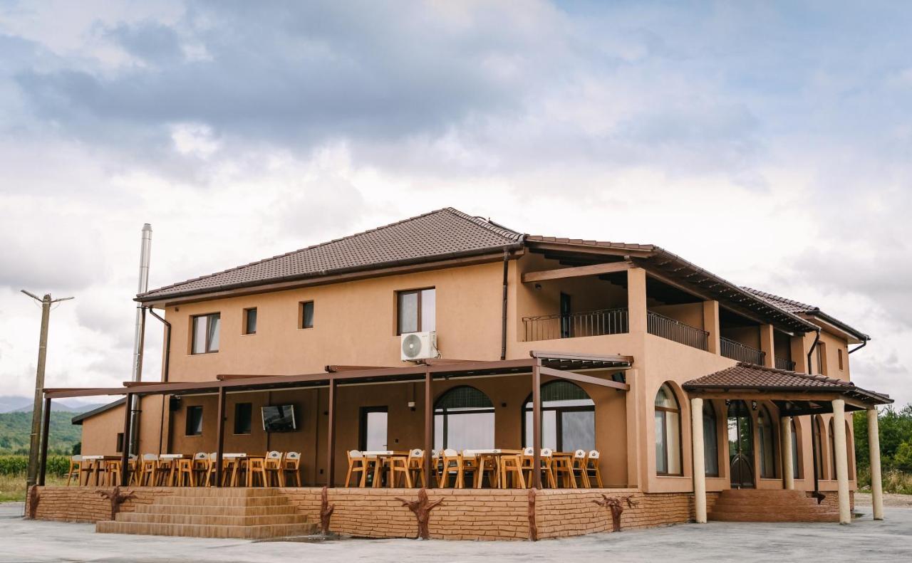 Pensiune-Restaurant Palace Carpinet Exterior foto